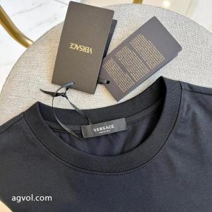 コピー 商品 ブランドVERSACE半袖Tシャツ店舗完売品 最強の定番コーデ 大人気再登場 