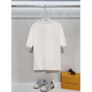 雑誌も街も人気アイテム 2026SSコレクションに新着 万能アイテムVERSACE半袖Tシャツスーパー コピー