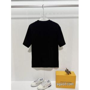 雑誌も街も人気アイテム 2026SSコレクションに新着 万能アイテムVERSACE半袖Tシャツスーパー コピー