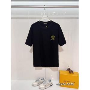 雑誌も街も人気アイテム 2026SSコレクションに新着 万能アイテムVERSACE半袖Tシャツスーパー コピー