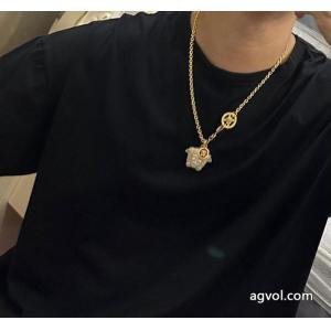 コピー 商品 ブランドアクセサリーヴェルサーチ透け感の持つ涼しげな印象 オススメ商品 暑い日にも涼やかさを感じる..