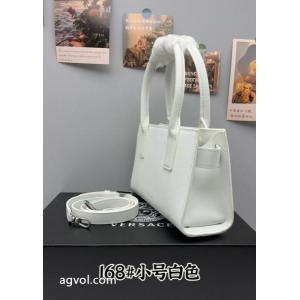 ヴェルサーチカジュアルもある絶妙な雰囲気 目を引く1着 大人気商品ブランド コピー s 級バッグ.