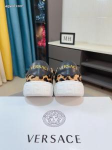 スニーカーコピー 商品 販売大注目日本未入荷お洒落さんの愛用率が高いVERSACE