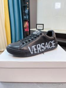 ブランド 激安モード感の高い清潔感で洗練されスニーカーVERSACE