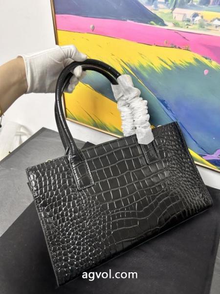 バッグ数量限定再入荷 今っぽいトレンド 品良くおしゃれ VERSACEブランド コピー 販売店. 4