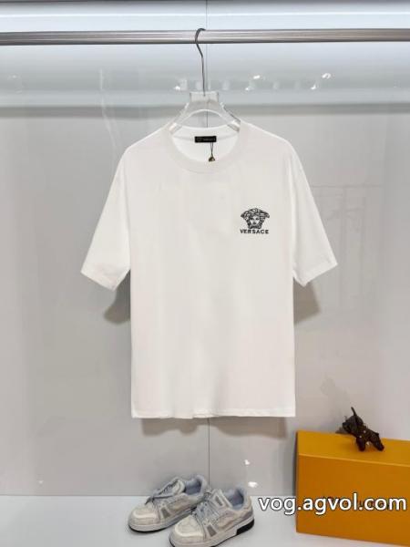 雑誌も街も人気アイテム 2026SSコレクションに新着 万能アイテムVERSACE半袖Tシャツスーパー コピー 0 