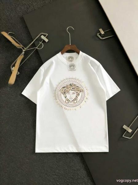 半袖Tシャツリッチな印象に 新価格で登場 プレゼントにもVERSACE偽物 通販 サイト 0