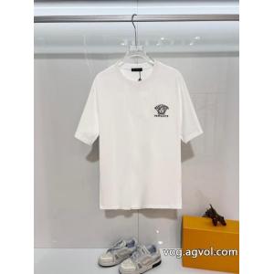 雑誌も街も人気アイテム 2026SSコレクションに新着 万能アイテムVERSACE半袖Tシャツスーパー コピー
