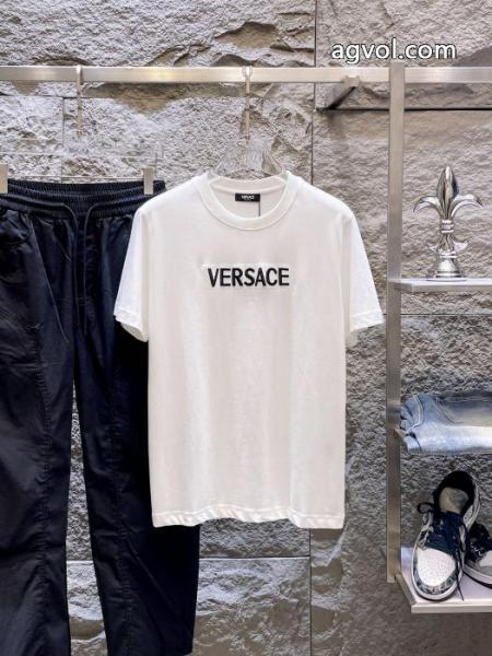 半袖Tシャツブランド 偽物 通販VERSACE上品カジュアルな雰囲気に 快適な着心地 売り切れちゃう 1