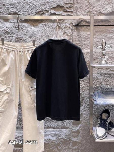 半袖Tシャツブランド 偽物 通販VERSACE上品カジュアルな雰囲気に 快適な着心地 売り切れちゃう 5