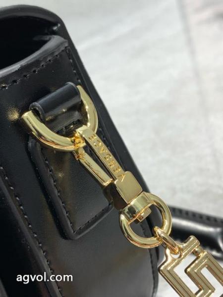 ヴェルサーチラフでこなれ感! 使いやすい 合わせやすいバッグブランド アクセサリー 激安. 5 