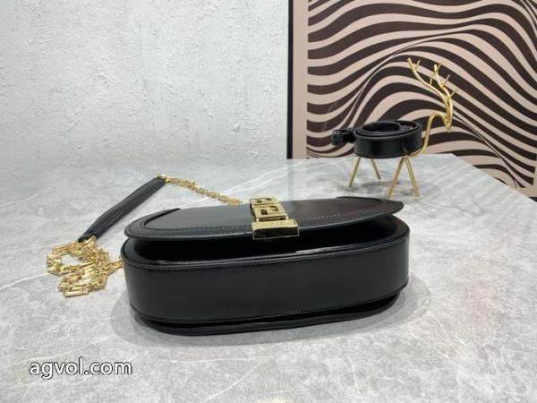 ヴェルサーチラフでこなれ感! 使いやすい 合わせやすいバッグブランド アクセサリー 激安. 6 