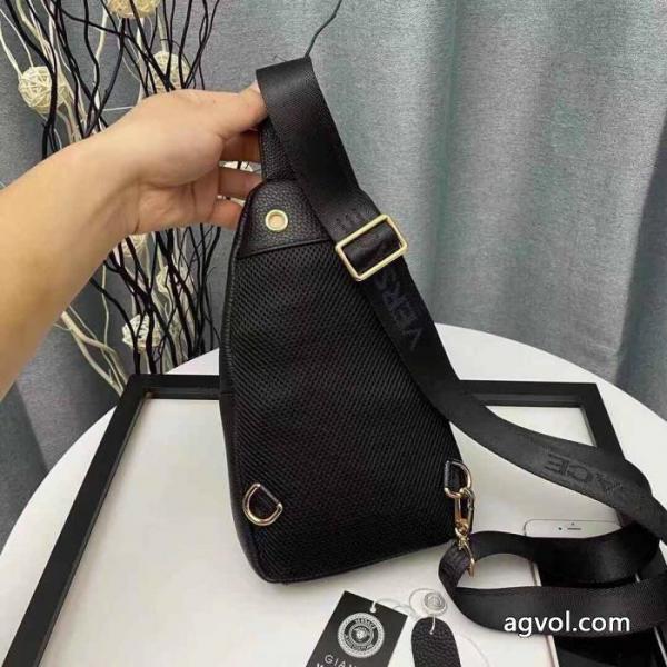 VERSACE完売確実 話題となる人気品 魅力的バッグスーパー コピー メンズ 1